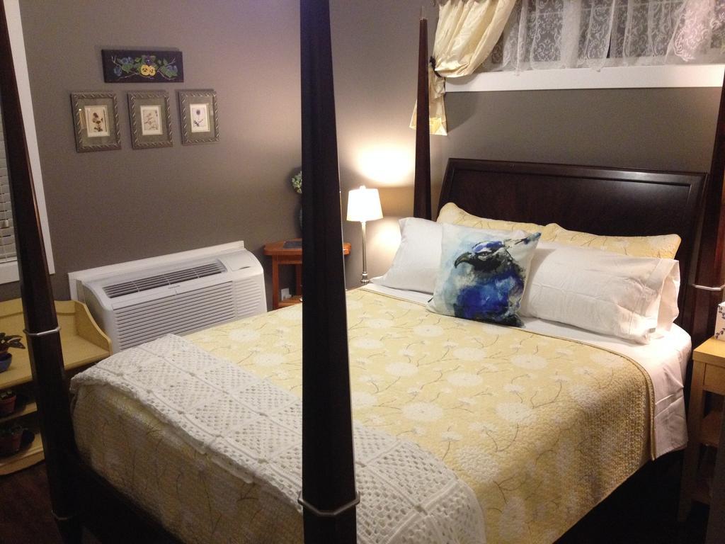 Brookside Inn Boutique Hotel Абътсфорд Стая снимка